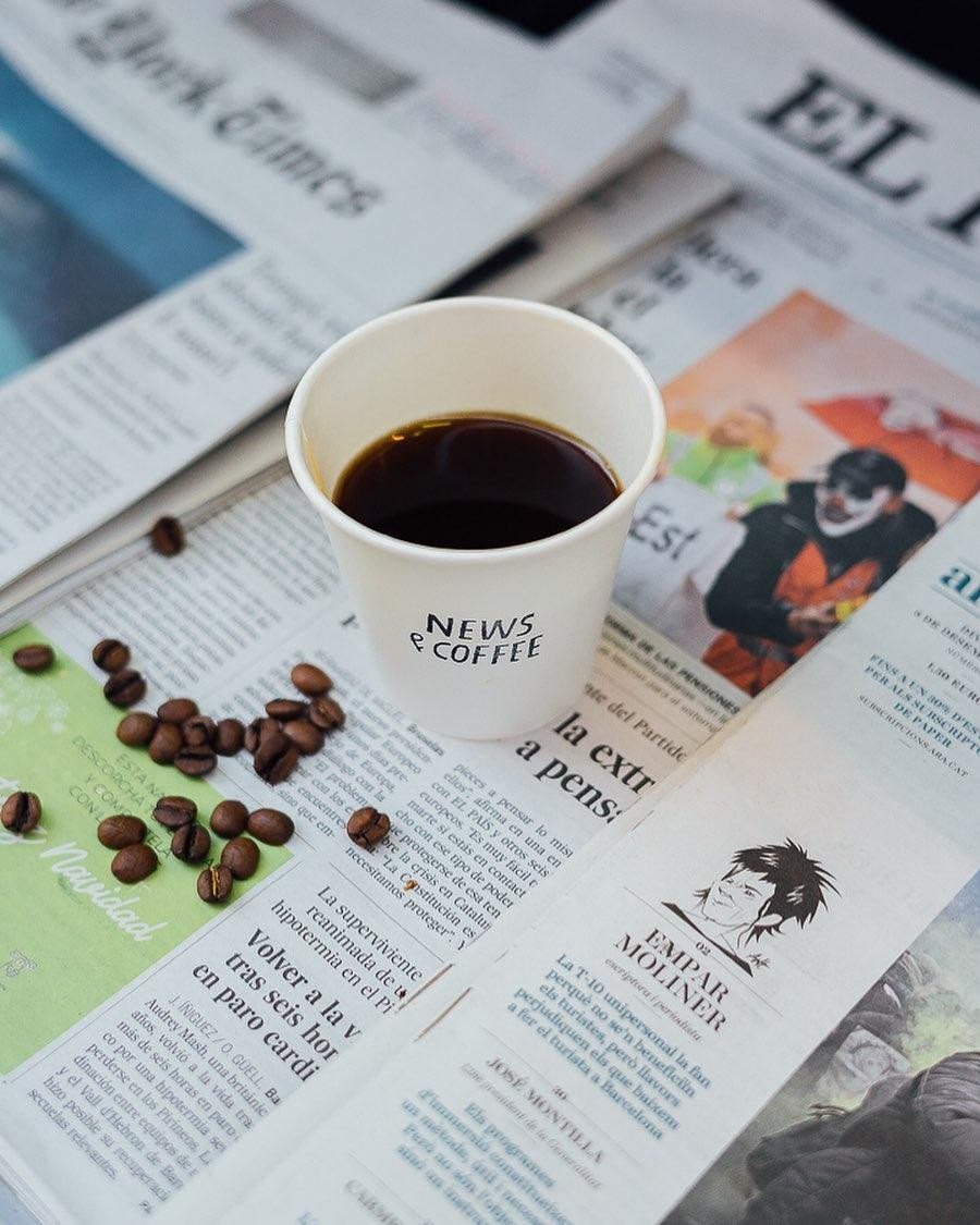 Un vaso de café sobre periódicos / INSTAGRAM