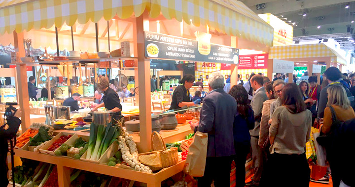 Stand de verduras en la feria Alimentaria