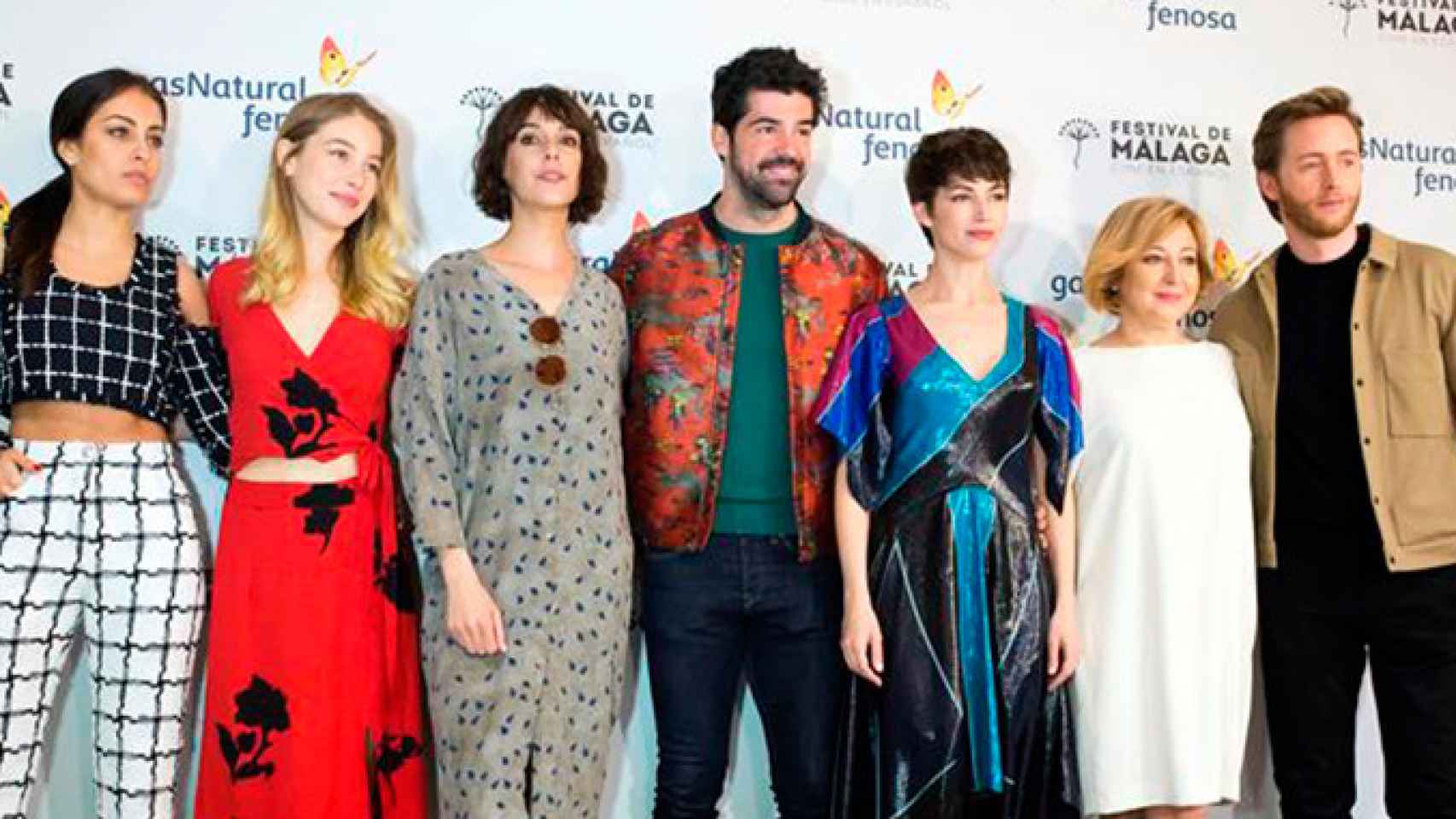 Los actores, Hiba Abouk(i), Charlotte Vega (2i), Belén Cuesta (3i), Miguel Ángel Muñoz (c), Úrsula Corberó (3d), Carmen Machi (2d) y Pablo Rivero (d), posan para la prensa en la presentación de la película 'Proyecto Tiempo', de Isabel Coixet / EFE