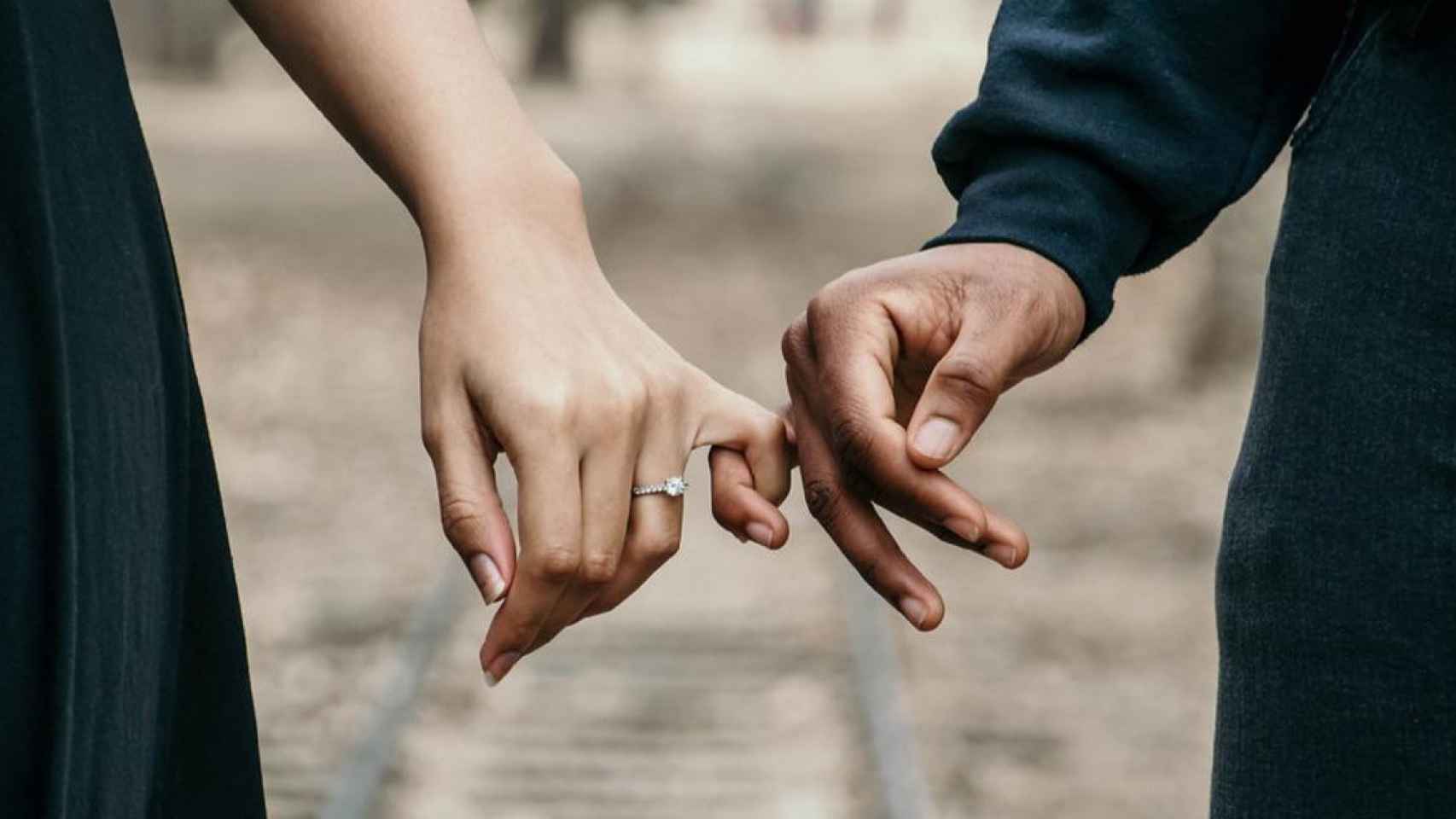 Un anillo de pedida de matrimonio / PEXELS