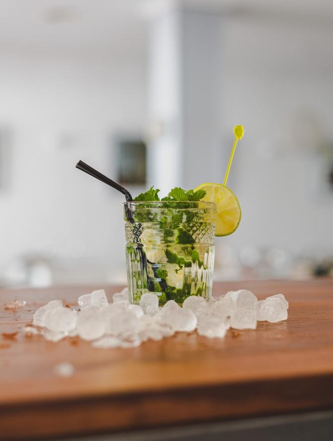 Mojito, para el cual se usa ron blanco Ralph Ravi en UNSPLASH