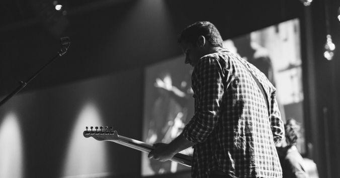 Músico tocando en uno de los conciertos en Barcelona / UNSPLASH