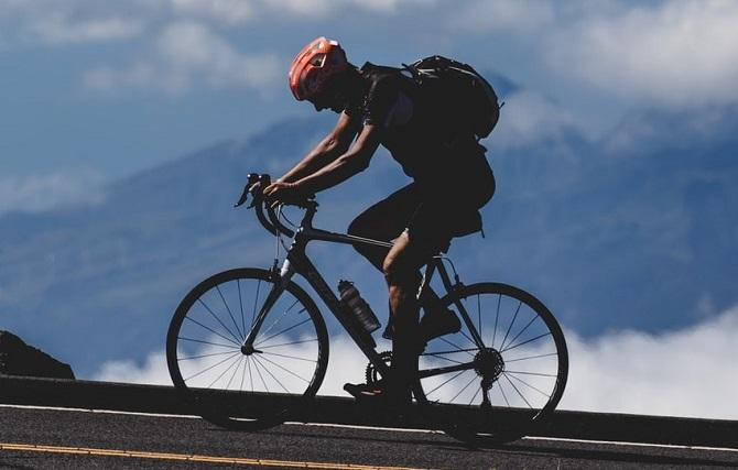 Ciclista en pleno esfuerzo / Patrick Hendry EN UNSPLASH