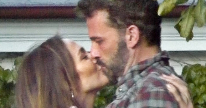 Jennifer Lopez y Ben Affleck se comen a besos / EP