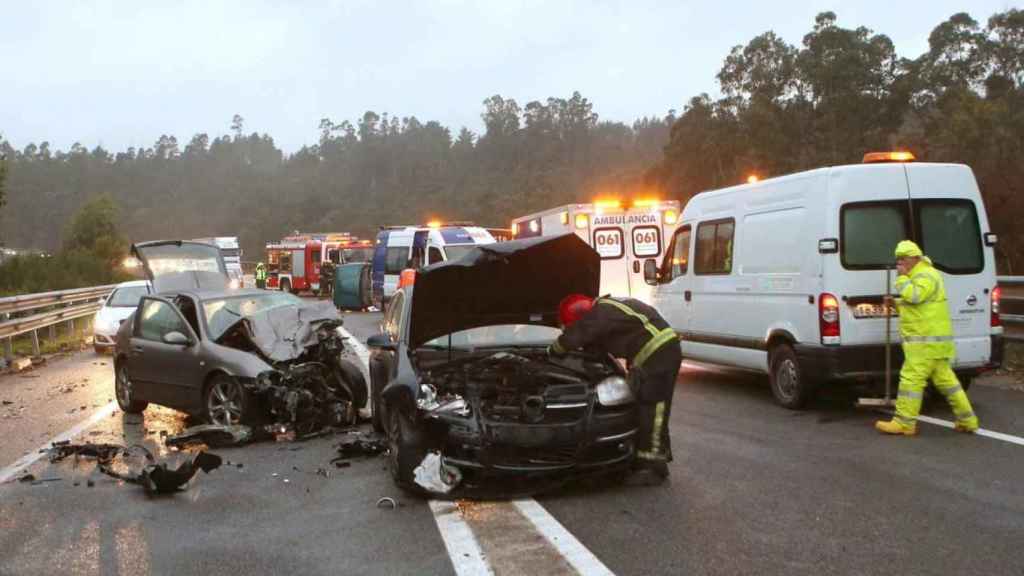 Un accidente en carretera al chocar un coche y un camión / EFE