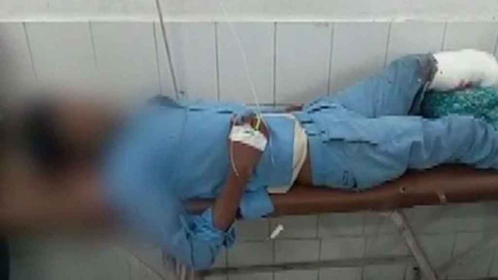 Una foto de archivo del hombre en el hospital con la pierna como almohada