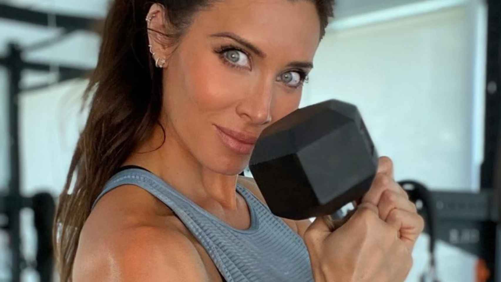 Pilar Rubio con una mancuerna preparada para sus entrenamientos