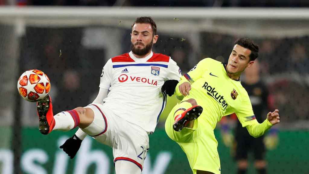 Coutinho disputa un balón con Lucas Tousart en el partido del Barça contra el Olympique de Lyon / EFE