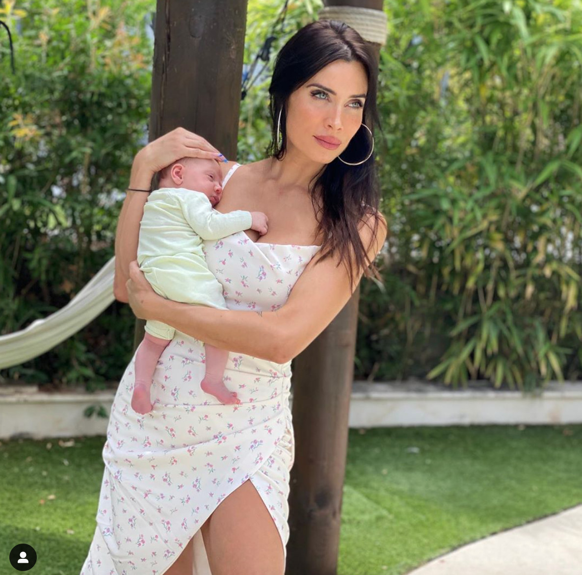 Pilar Rubio con Máximo Adriano en brazos