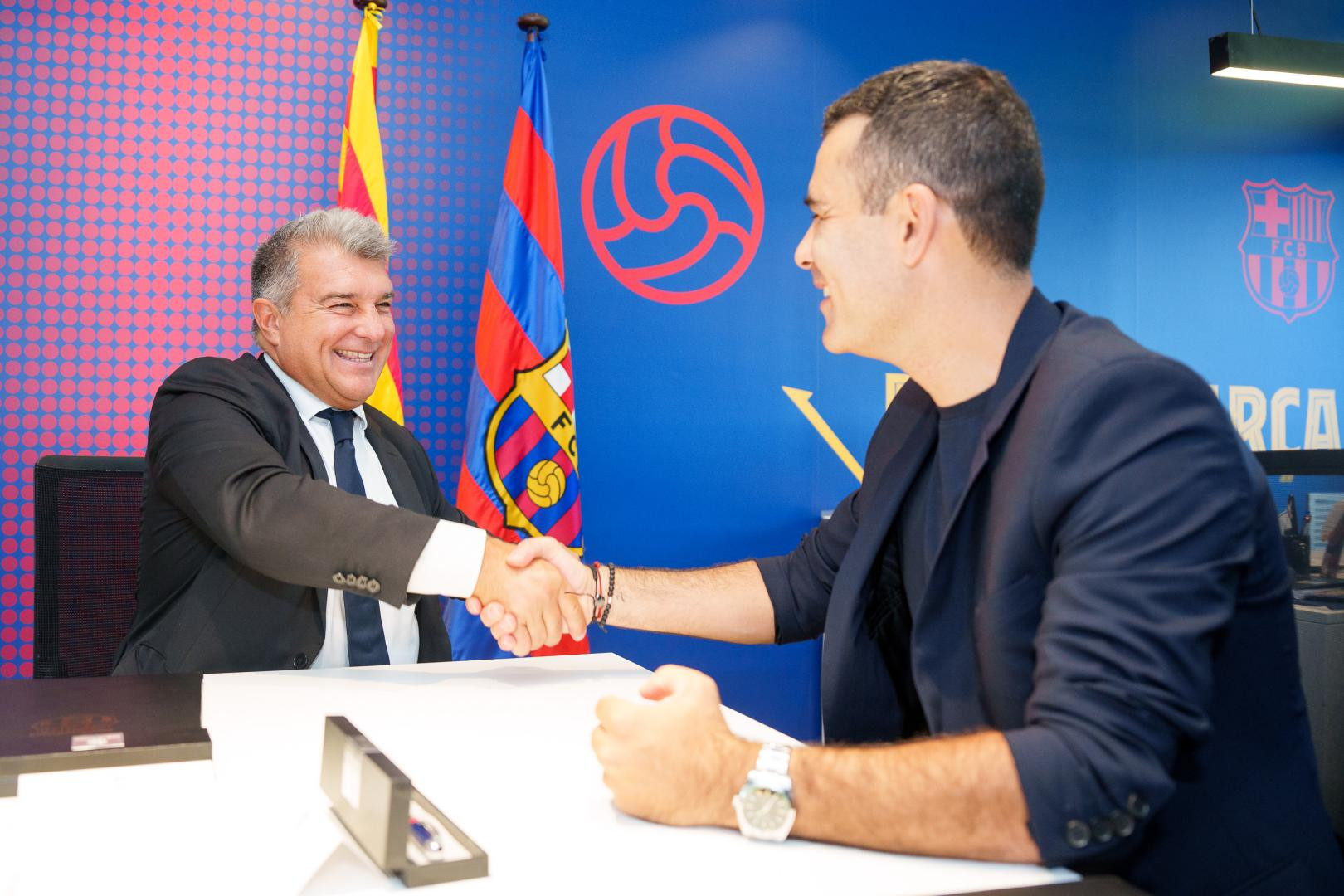 Laporta y Rafa Márquez, cuando el mexicano firmó para el banquillo del filial / FCB