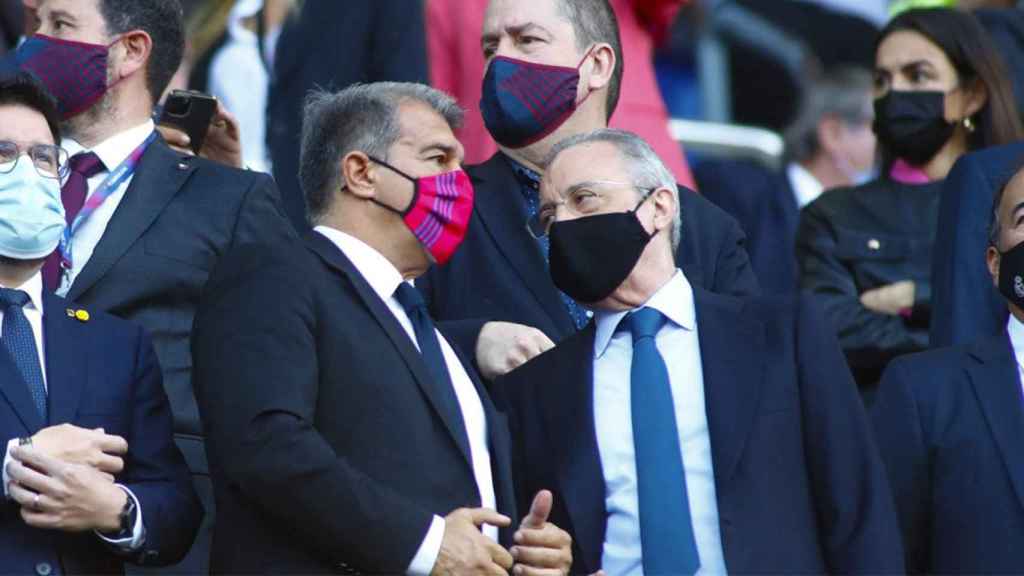 Joan Laporta y Florentino Pérez, presidentes de Barça y Real Madrid, conversan en el palco del Camp Nou / EP