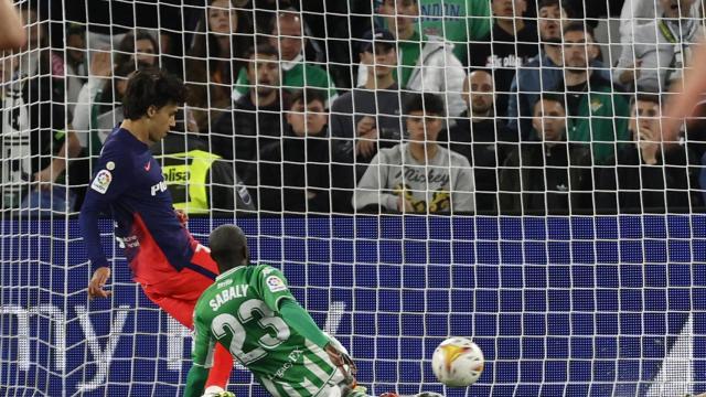 Joao Féliz le marca un gol al Betis / EFE