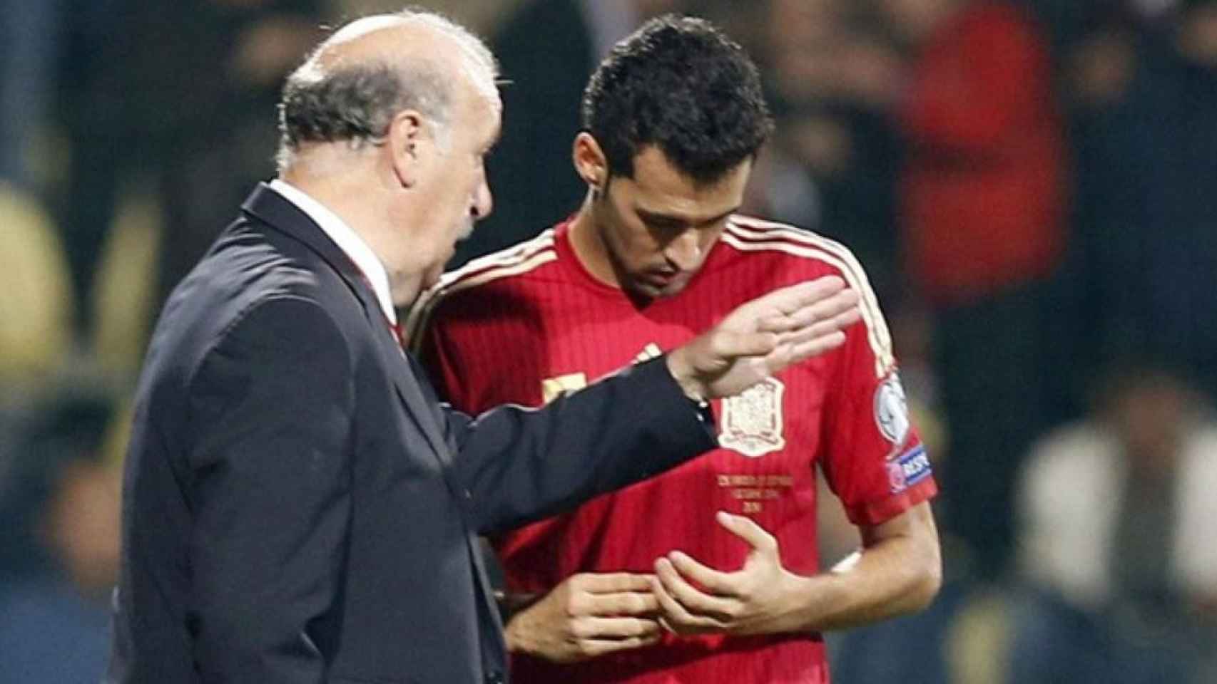 Del Bosque dando a indicaciones a Busquets, en un partido de la selección española / EFE