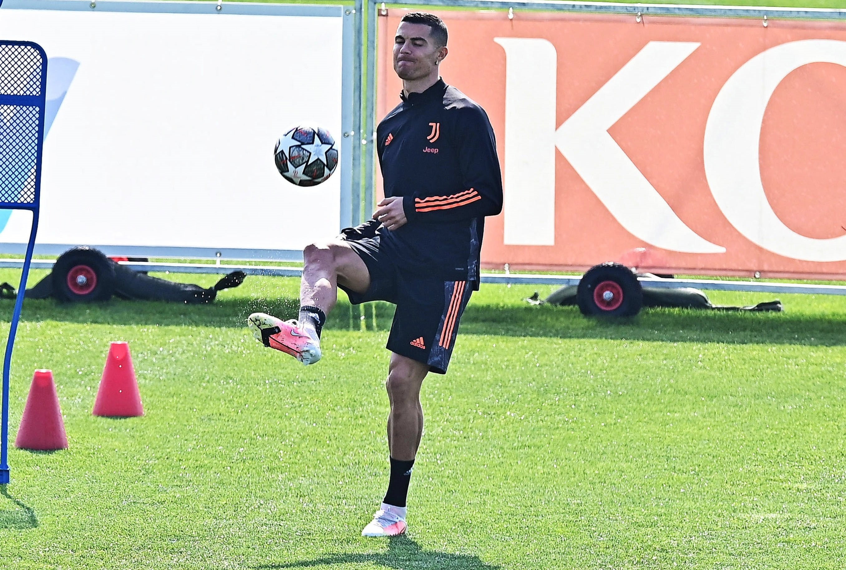 Cristiano Ronaldo en un entrenamiento con la Juventus / EFE