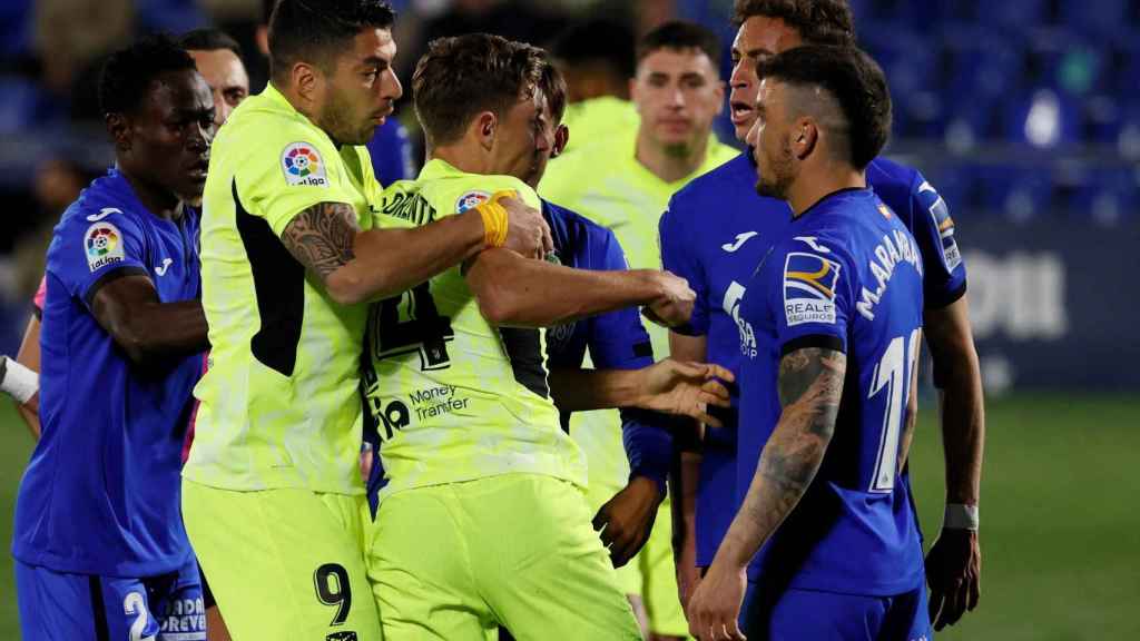 Luis Suárez y Sergio Llorente con los jugadores del Getafe en el empate del Atlético de Madrid / EFE