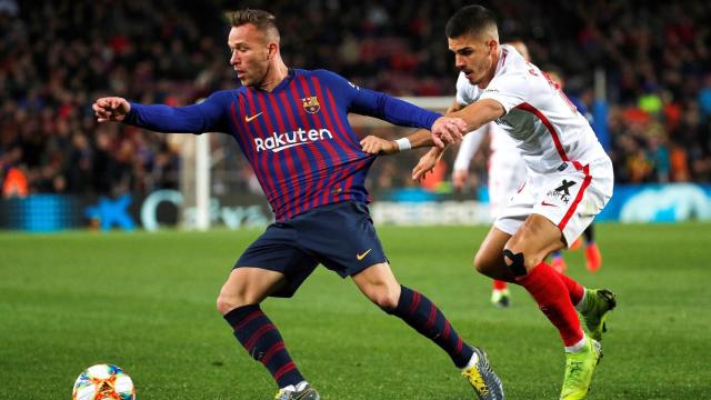 Arthur supera a André Silva en el Barça-Sevilla del pasado 30 de enero en el Camp Nou / EFE