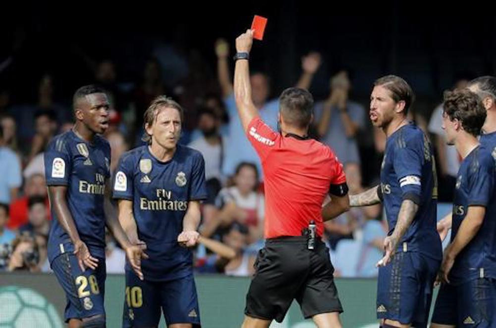 Una foto de la expulsión de Luca Modric tras su entrada a Denis Suárez durante el Celta - Real Madrid / Twitter