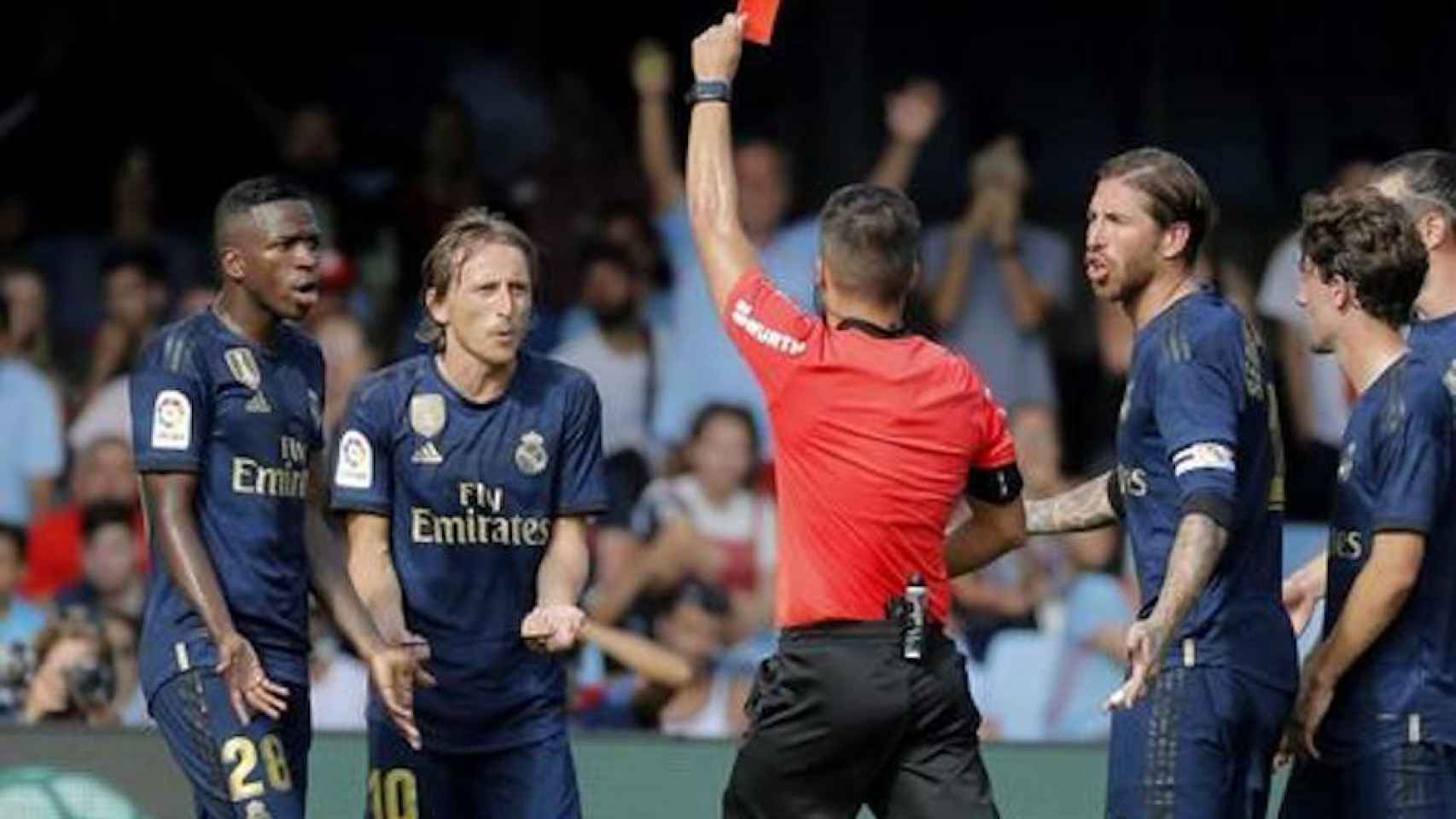 Una foto de la expulsión de Luca Modric tras su entrada a Denis Suárez durante el Celta - Real Madrid / Twitter