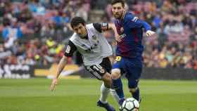 Una foto de archivo de Leo Messi y Dani Parejo durante un partido / EFE