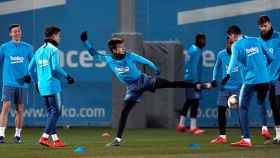 El futbolista del filial del Barça Riqui Puig en un rondo durante un entrenamiento con el primer equipo / EFE