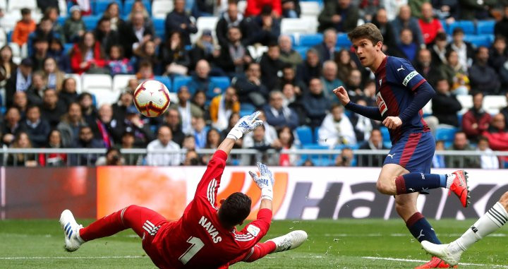 Marc Cardona bate a Keylor Navas en el Real Madrid-Eibar / EFE