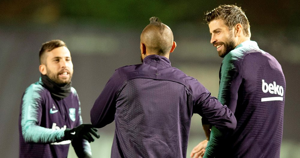 Los jugadores del FC Barcelona, Jordi Alba (i), Arturo Vidal (c) y Gerard Piqué (d) durante un entrenamiento / EFE