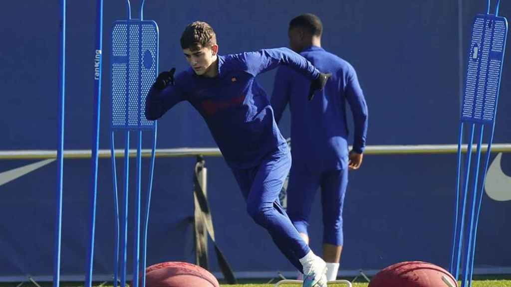 Gavi, durante un entrenamiento con el FC Barcelona en la Ciutat Esportiva / EFE