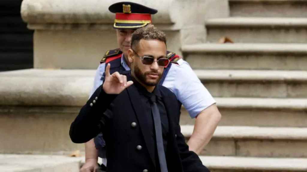 Neymar Júnior saluda a la prensa frente a los Mossos de los juzgados en la Audiencia de Barcelona / EFE