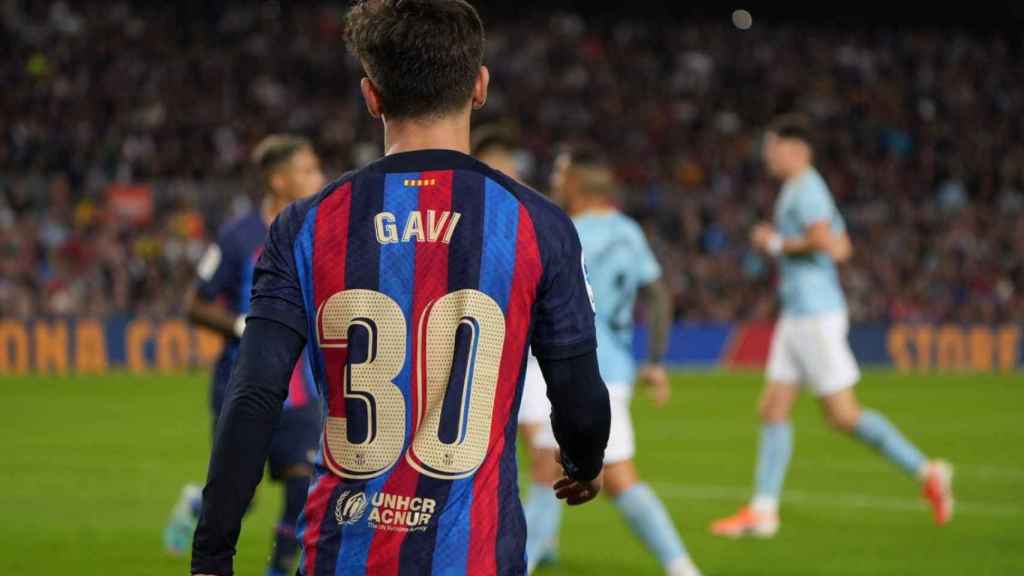 Gavi, justo antes de la disputa verbal con Óscar Rodríguez en el Barça-Celta / LUIS MIGUEL AÑÓN