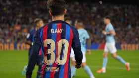 Gavi, justo antes de la disputa verbal con Óscar Rodríguez en el Barça-Celta / LUIS MIGUEL AÑÓN