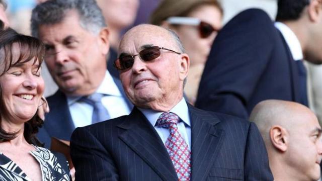 Joe Lewis, dueño del Tottenham, en el estadio de fútbol / EFE