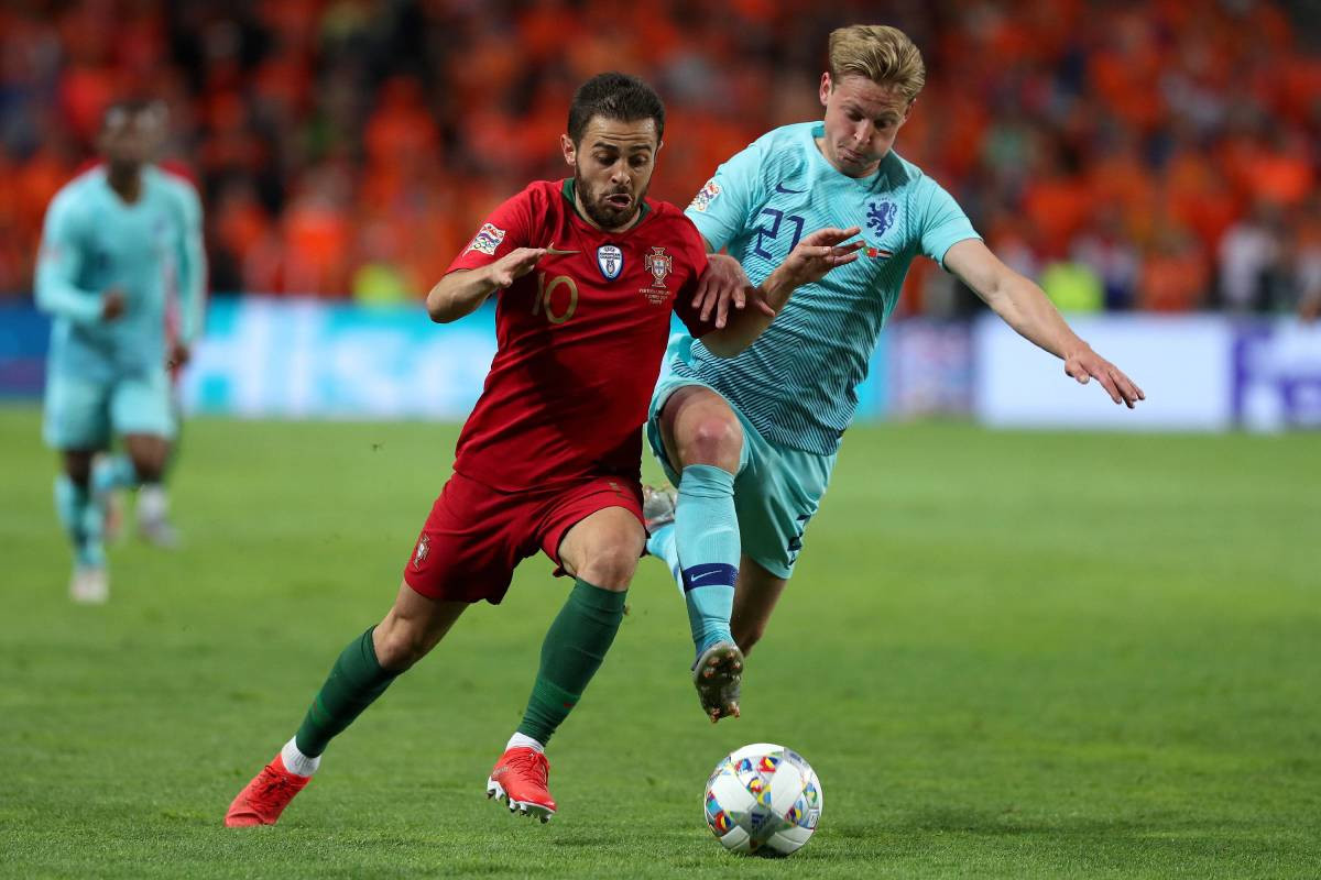 Bernardo Silva y Frenkie de Jong, luchando por un balón / EFE