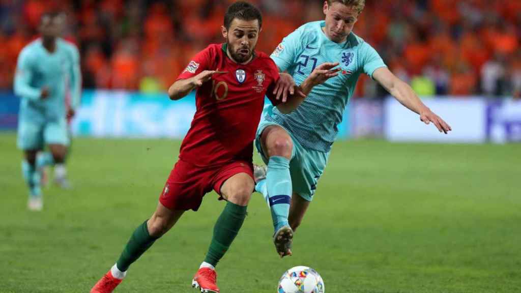 Bernardo Silva y Frenkie de Jong, luchando por un balón / EFE