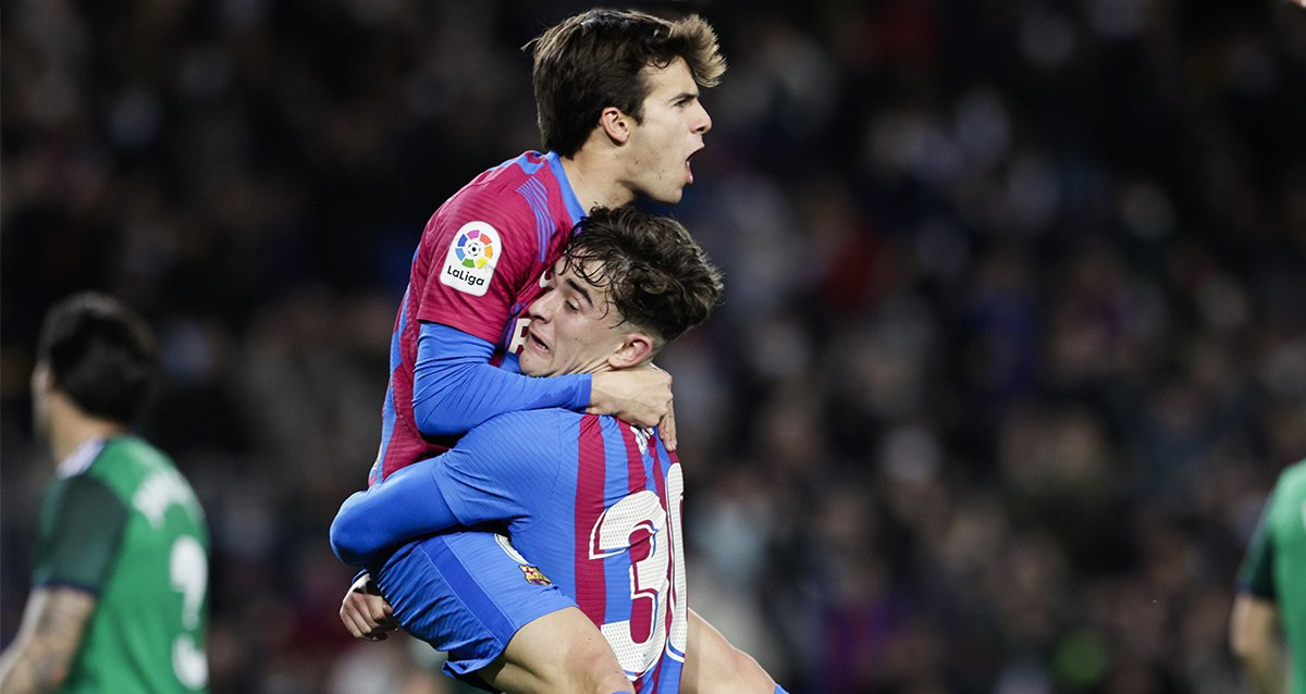 La eufórica celebración de Riqui Puig con Gavi, tras anotar su único gol de la temporada / EFE