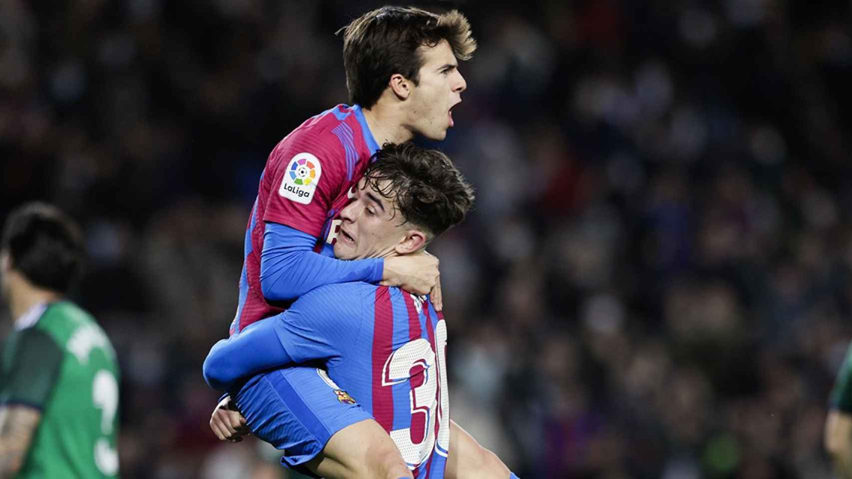 La eufórica celebración de Riqui Puig con Gavi, tras anotar su único gol de la temporada / EFE