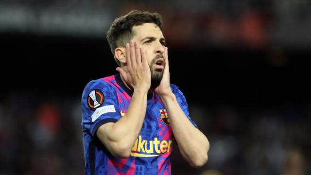 Alba, con las manos a la cara, en el partido del Barça contra el Eintracht / FCB