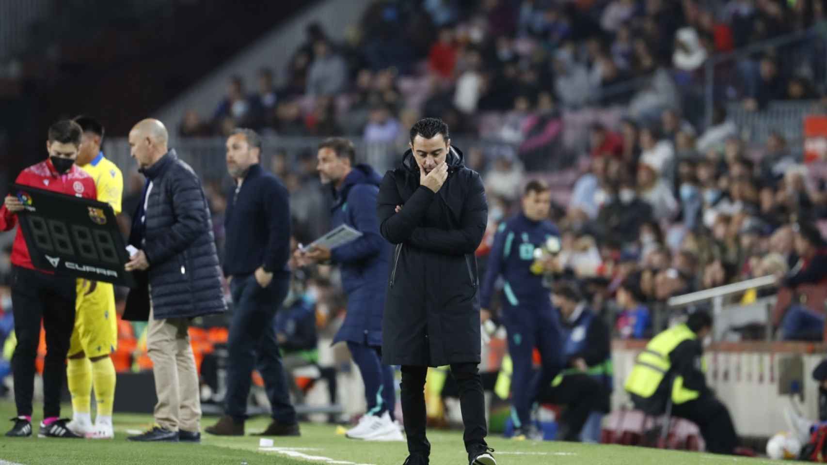 Xavi Hernández, cabizbajo tras el partido del Barça ante el Cádiz / EFE