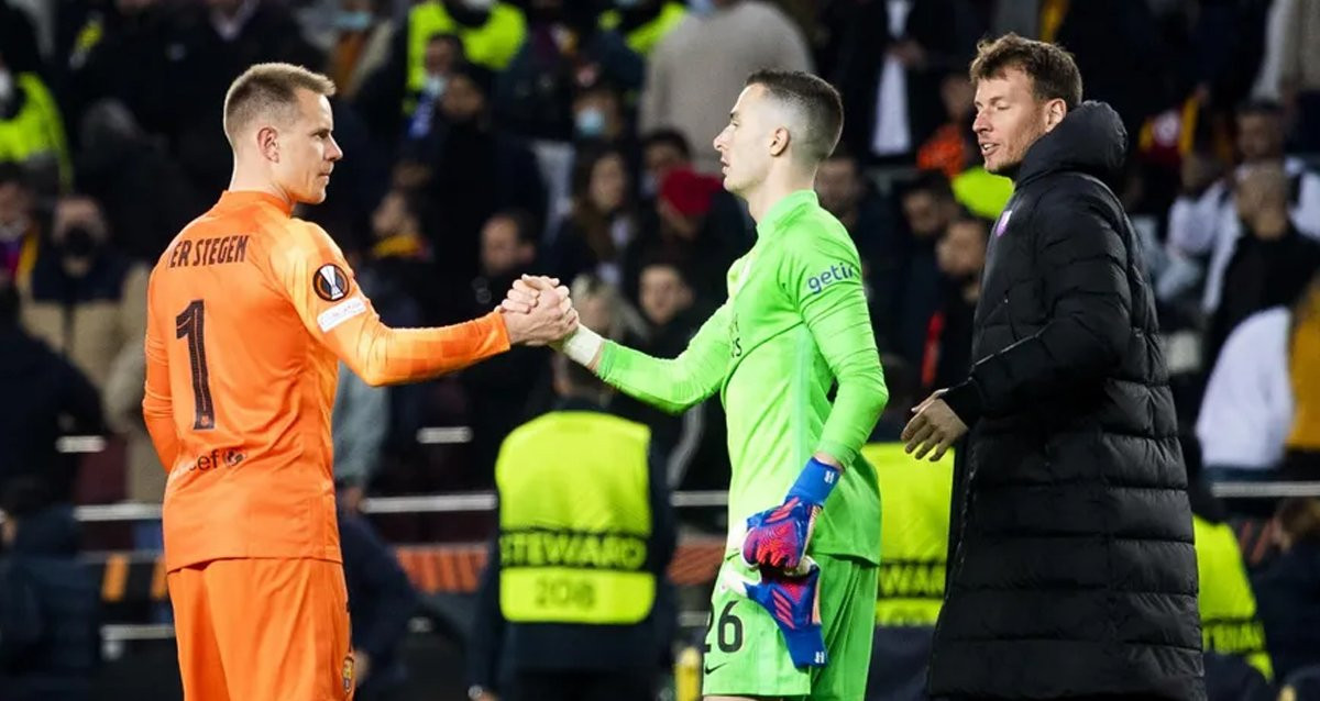 El saludo entre Ter Stegen e Iñaki Peña, tras finalizar el Barça-Galatasaray / FCB