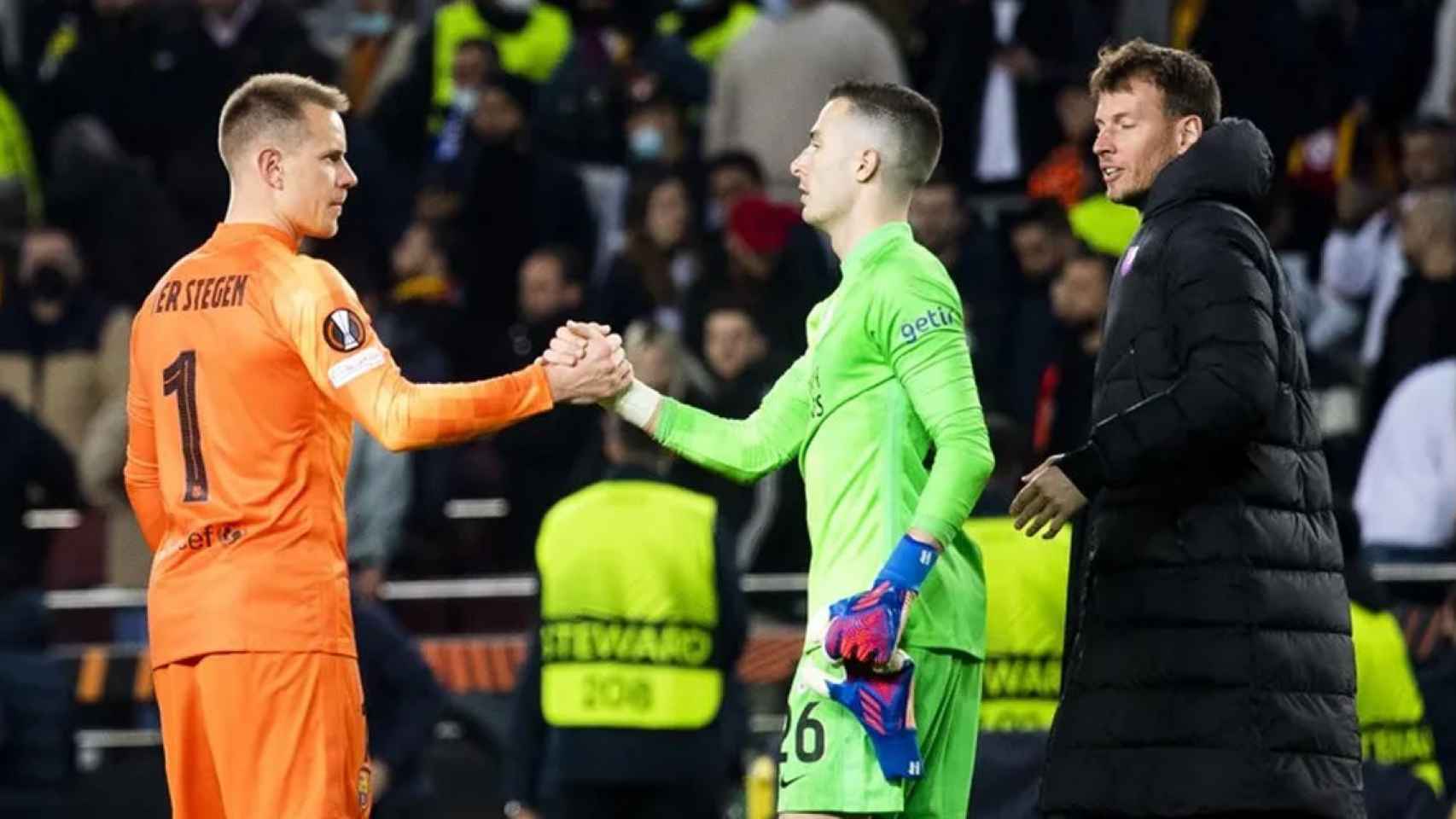 El saludo entre Ter Stegen e Iñaki Peña, tras finalizar el Barça-Galatasaray / FCB