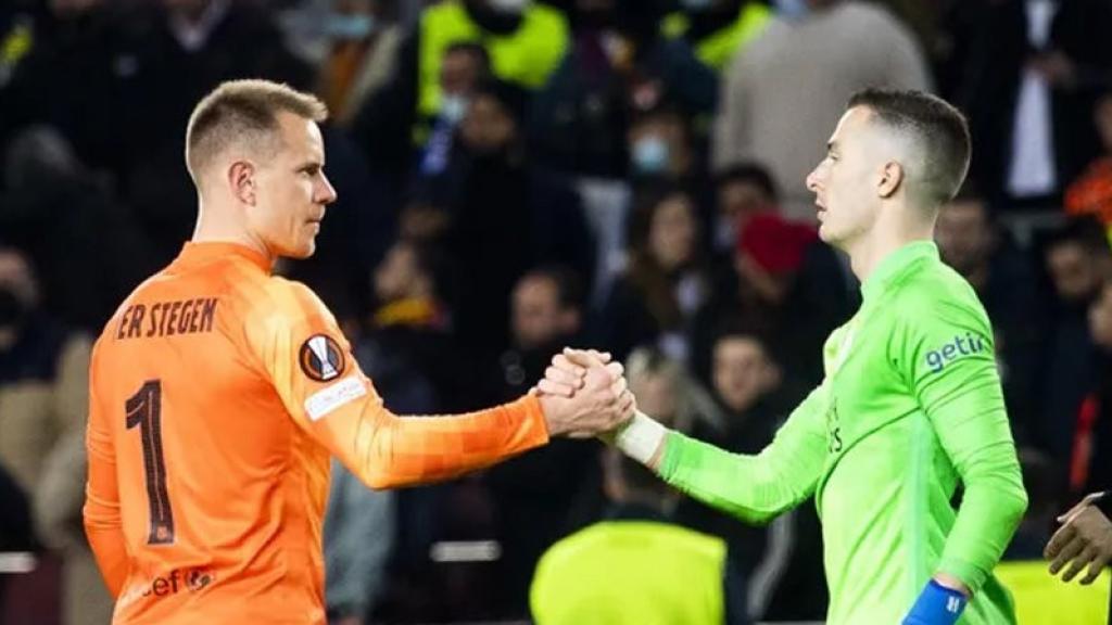 El saludo entre Ter Stegen e Iñaki Peña, tras finalizar el Barça-Galatasaray