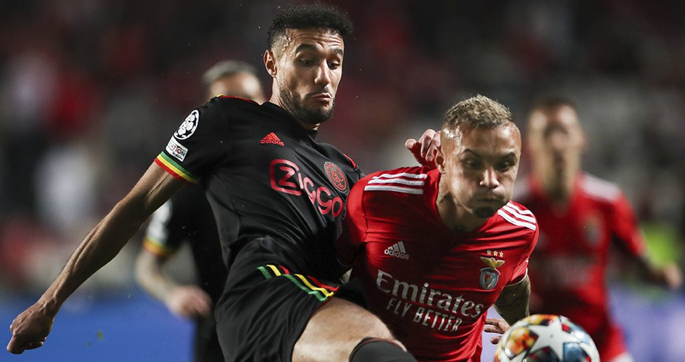 Noussair Mazraoui, en una disputa contra Everton, en el Benfica Ajax de la Champions / EFE