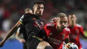 Noussair Mazraoui, en una disputa contra Everton, en el Benfica Ajax de la Champions / EFE