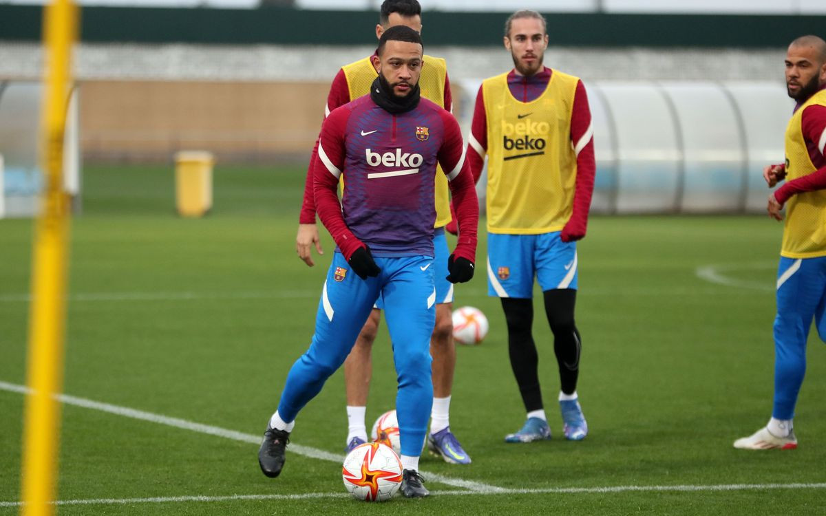 Memphis Depay, en el entrenamiento del Barça antes de viajar a Arabia Saudí / FCB