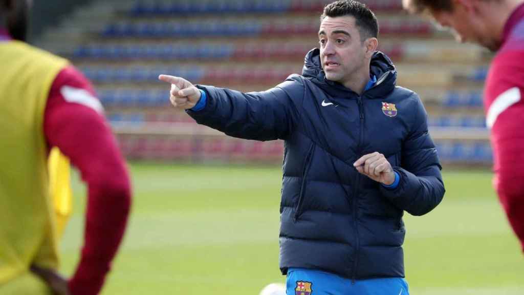 Xavi dando órdenes en el Barça / FCB