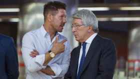 Enrique Cerezo y el Cholo Simeone, en la imagen antes de un acto con el Atlético de Madrid, cierran las puertas a una salida / EFE