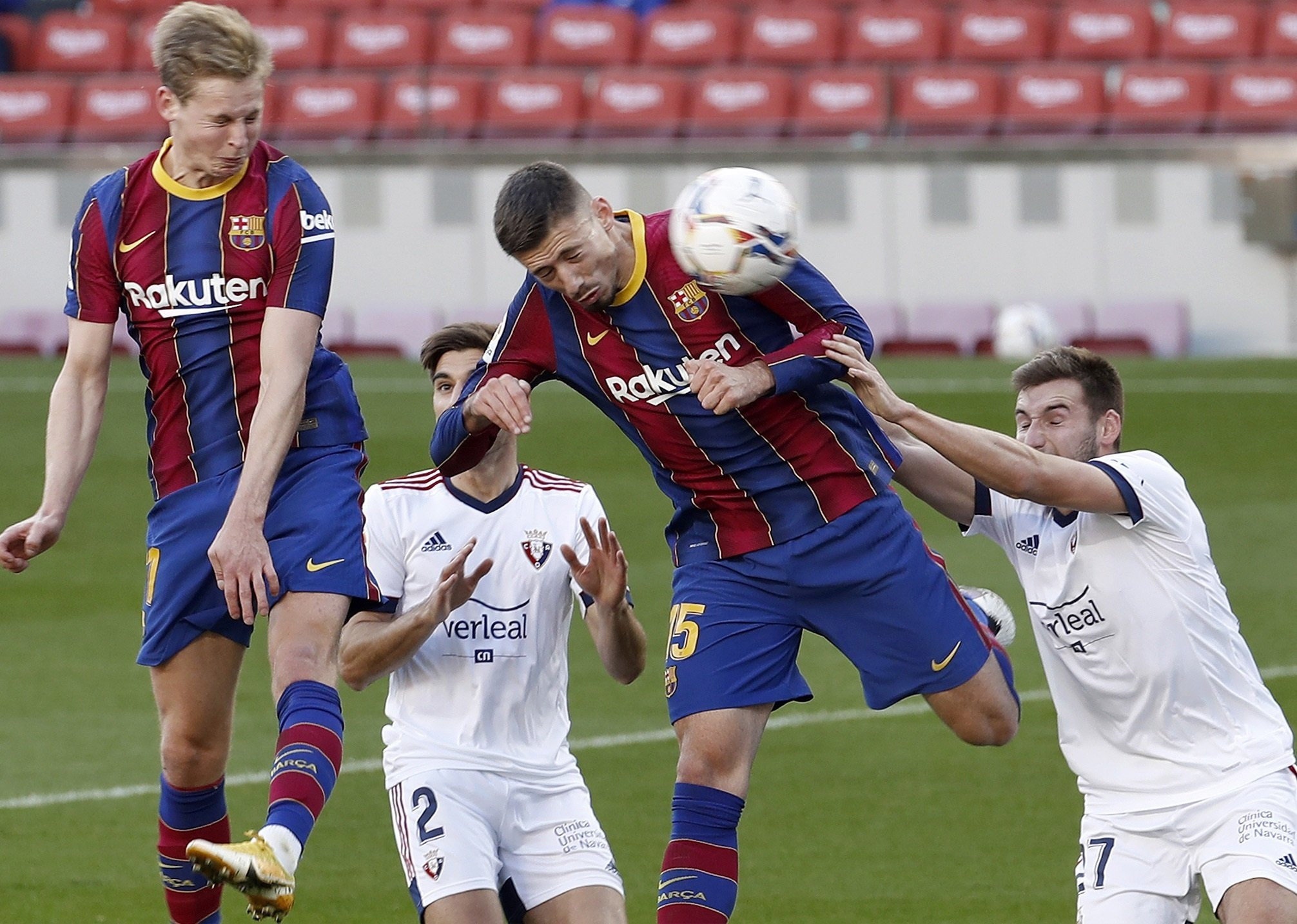 Lenglet rematando una ocasión contra el Osasuna / EFE