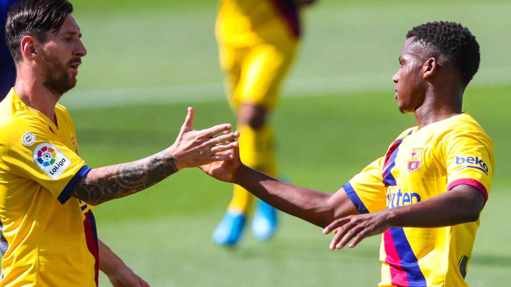 Messi y Ansu Fati celebran el gol del juvenil contra el Alavés / EFE