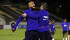 Arturo Vidal con Jordi Alba en un entrenamiento del Barça / FC Barcelona