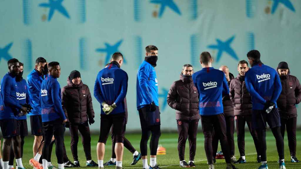 Valverde, junto a sus jugadores en un entrenamiento / EFE