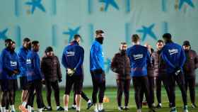 Valverde, junto a sus jugadores en un entrenamiento / EFE